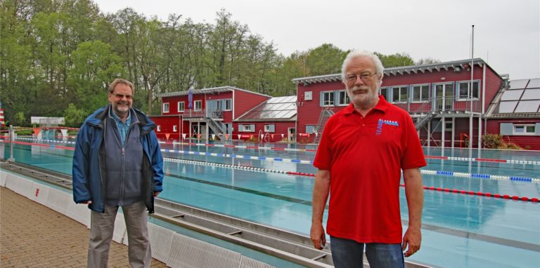 Dr. Hartwig Carls-Kramp vom Elsebad (l., hier mit Thomas Wild) erklärt, dass durch die Solarthermieanlage in etwa 10 Prozent der Energiekosten eingespart werden können.