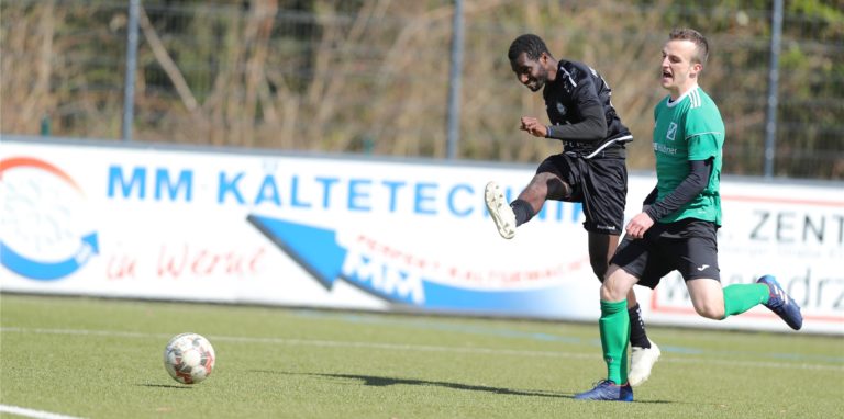 Zwischen Mamadou Diallo (l.) mit dem VfL Kamen II und Luis Buschmann (r.) mit GS Cappenberg könnte es am Ende einen historischen Abstiegskampf geben.