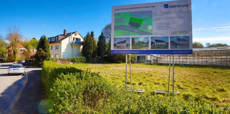 Auf einer großen Tafel wirbt das Unternehmen Ruhrgrund für sein Bauprojekt an der Bückeburger Straße in Südkamen.
