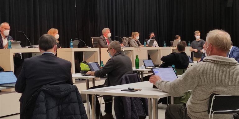 Das Archivbild zeigt auf dem Podest Bürgermeister Jürgen Kleine-Frauns und links davon Lünens Erste Beigeordnete und Kämmerin Bettina Brennenstuhl während einer Ratssitzung im Erlebnisreich Campus.