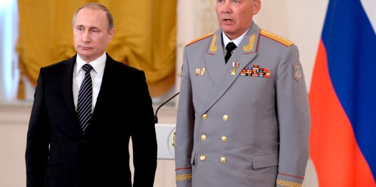 Alexander Dwornikow, hier auf einem Archivbild aus dem Jahr 2016 zusammen mit Russlands Präsident Wladimir Putin, ist seit geraumer Zeit Oberbefehlshaber in der Ukraine.