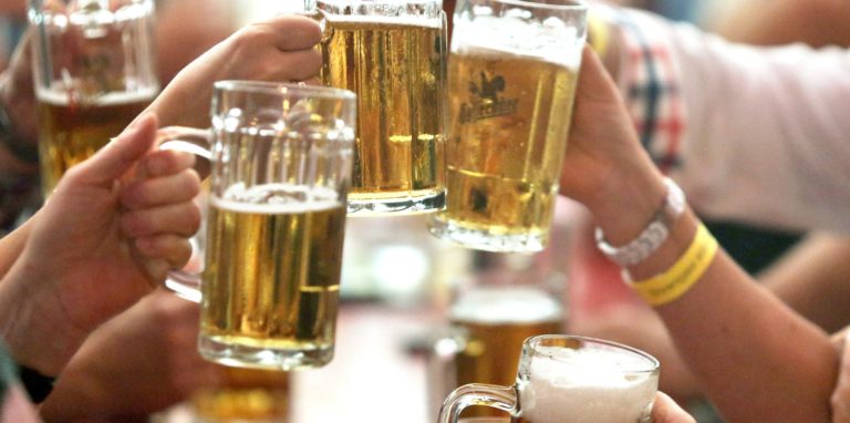Besucher der Eisleber Wiese feiern nach der Eröffnung am 16.09.2016 in Lutherstadt Eisleben (Sachsen-Anhalt) und trinken dabei Bier.