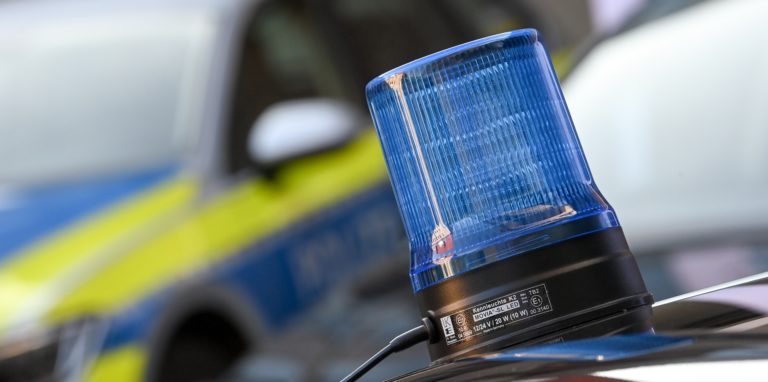 Am Dienstagabend wurde ein bisher unbekannter Mann von zwei polizeibekannten Tatverdächtigen an der Hörder Straße geschlagen.