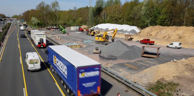 An der Hammer Straße hat die Autobahngesellschaft ein Baufeld eingerichtet.  Von dort wird die Erneuerung der Brücke über die A2 gesteuert.