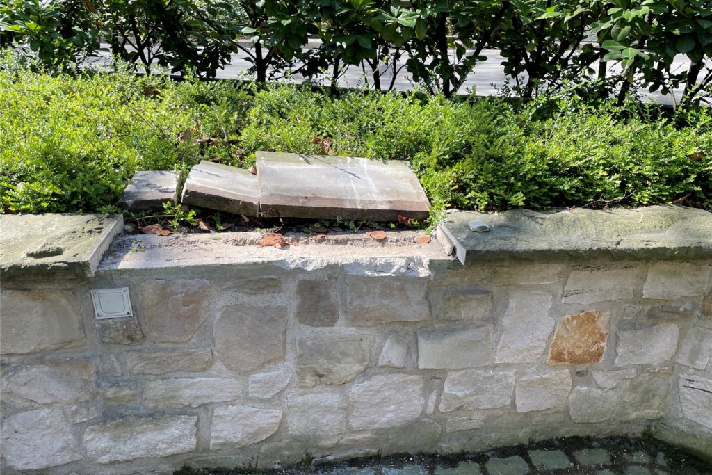 So sieht der Schaden an der Sandsteinmauer aus.