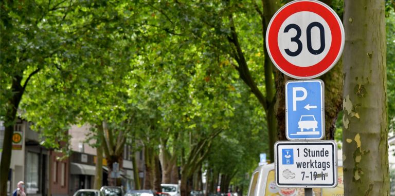 Die Reduzierung auf Tempo 30 an sechs Hauptverkehrsstraßen in Lünen (hier an der Münsterstraße) sorgte für viel Kritik. Eine Überprüfung der Ampelsysteme sollte helfen.