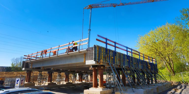 An der Münsterstraße wird direkt neben der Autobahn 2 eine neue Brücke gefertigt. Die auf Stempeln stehende Konstruktion, die von Tag zu Tag wächst,  ersetzt das alte Bauwerk.