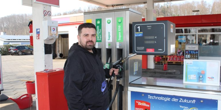 Ceyhun Celiker betreibt die  TotalEnergie-Tankstelle in Fröndenberg.