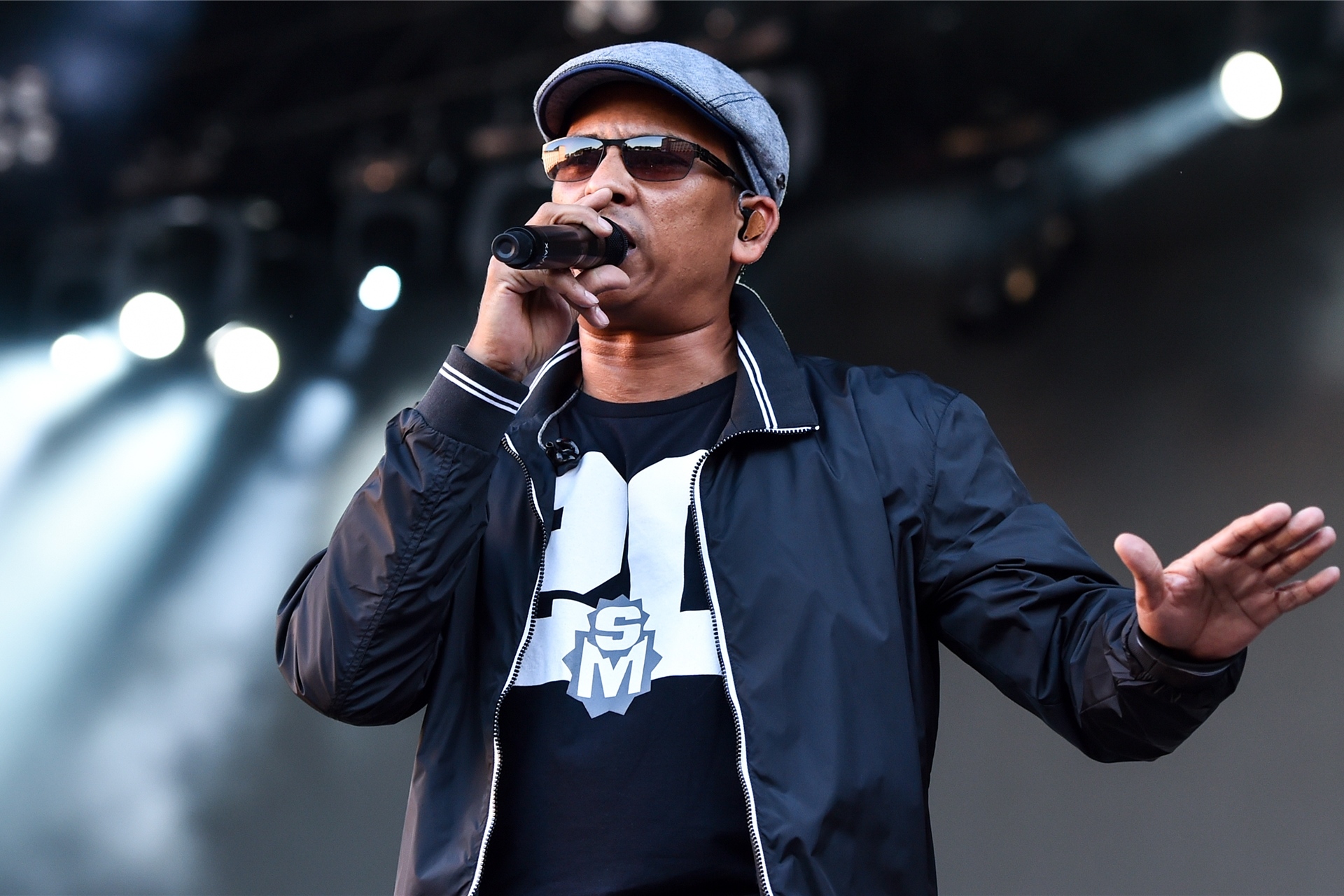 Xavier Naidoo tritt am 10.07.2015 in Mannheim (Baden-Württemberg) im Ehrenhof des Schlosses während eines Konzerts zum 20-jährigen Bühnenjubiläum seiner Band auf.