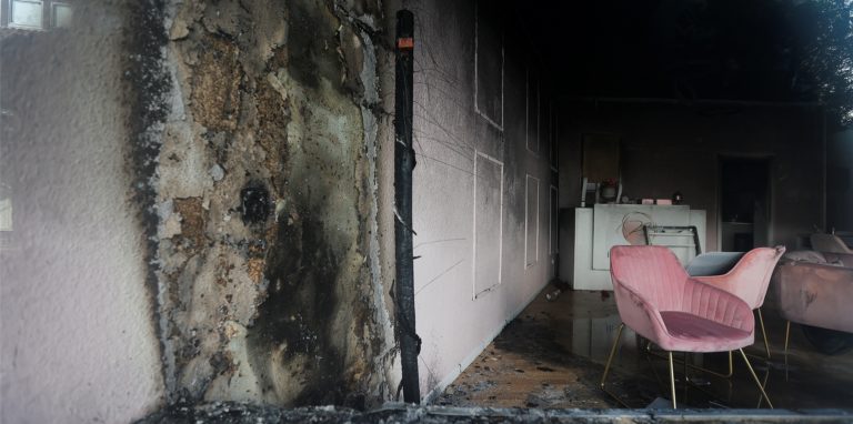 Spuren des Feuers: An der Oststraße ist in der Donnerstagnacht ein Feuer ausgebrochen. Betroffen war ein Wohn- und Geschäftshaus.