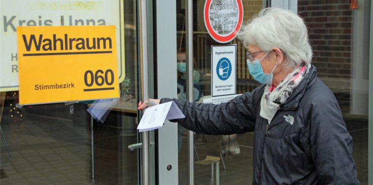 Frau betritt Wahllokal