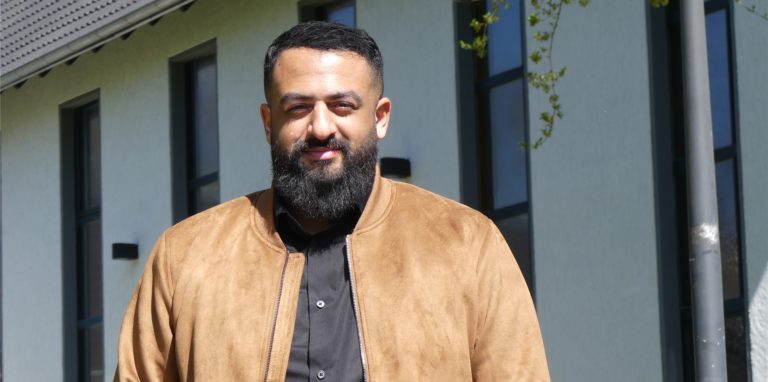 Dinesh Sinnathurai (35), Pastor der tamilischen Maranatha-Gemeinde Schwerte, steht vor dem ehemaligen Paul-Gerhard-Haus. Er war eine Woche lang im Grenzgebiet der Ukraine, um Flüchtlingen zu helfen.
