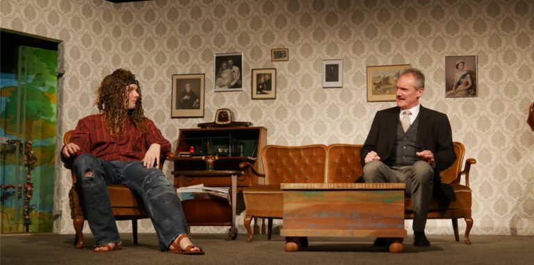 Premiere im Theater am Fluss: Die Komödie „Halb auf dem Baum“ versetzt das Publikum in das England von 1967 zurück.