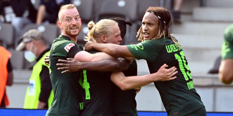 Maximilian Arnold (v.l.), Xaver Schlager und Kevin Mbabu jubeln über einen Treffer des VfL Wolfsburg.