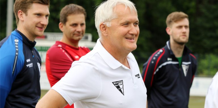 Fußball-Vorsitzender „Stan“ Overmann präsentiert einen Neuzugang beim Werner SC.