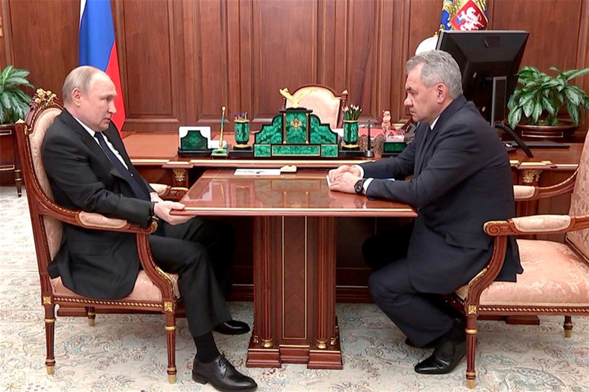 Wladimir Putin und der russische Verteidigungsminister Sergej Schoigu, zeigen sich im Staatsfernsehen.
