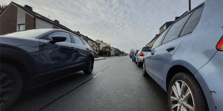Weil sie ein parkendes Auto in Holzwickede beschädigt haben soll, musste sich eine 53-Jährige vor dem Amtsgericht Unna wegen Unfallflucht verantworten. (Symbolbild)