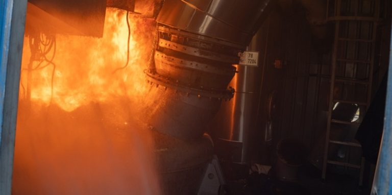 Im Gebäude unter dem Braunkohlesilo auf einem Betriebsgelände in Menden kam es zu einer Explosion, durch die ein Brand ausgelöst wurde.