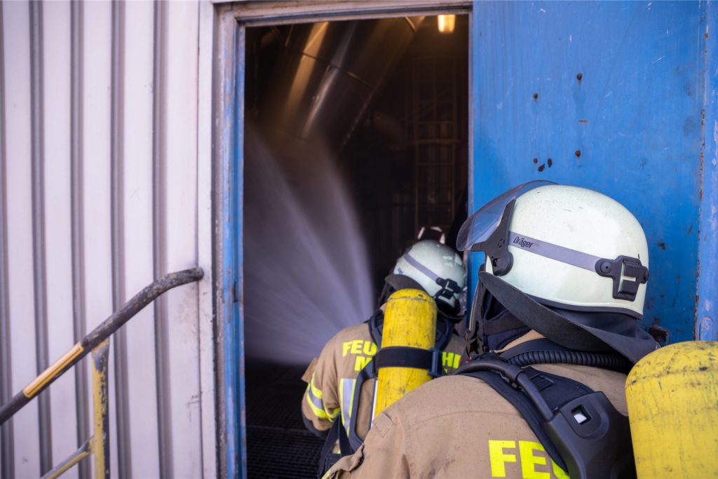 Die Feuerwehr war mit zahlreichen Einsatzkräften vor Ort. Die Feuerwehr war mit zahlreichen Einsatzkräften vor Ort.
