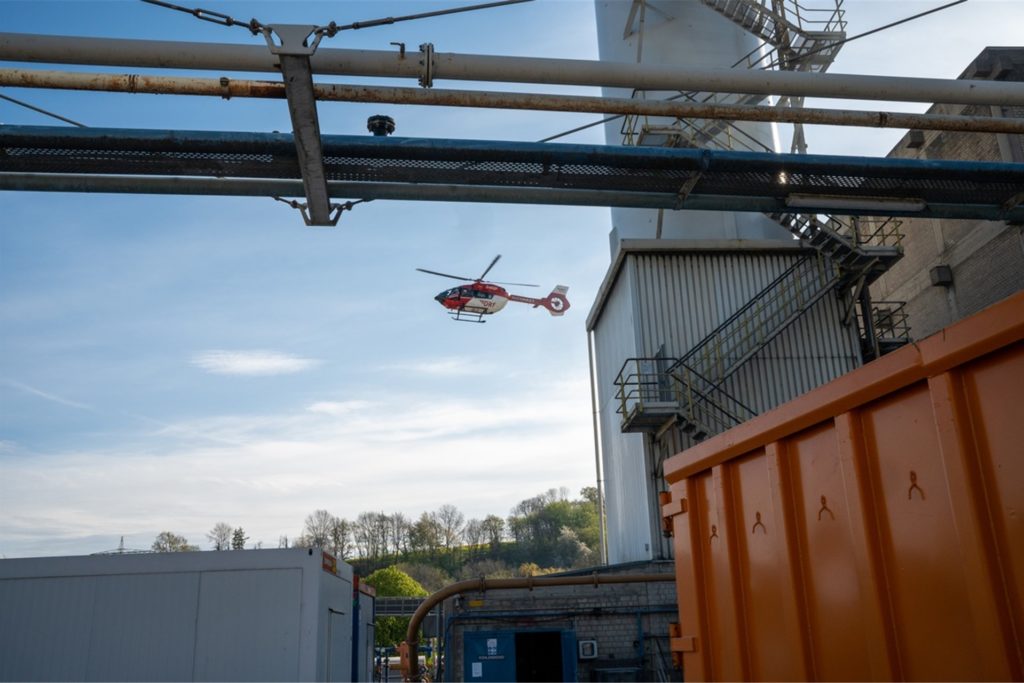 Per Rettungshubschrauber mussten zwei Schwerverletzte in einer Spezialklinik gebracht werden. Per Rettungshubschrauber mussten zwei Schwerverletzte in einer Spezialklinik gebracht werden.