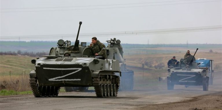 Russische Militärfahrzeuge fahren auf einer Straße im ostukrainischen Gebiet Donezk.