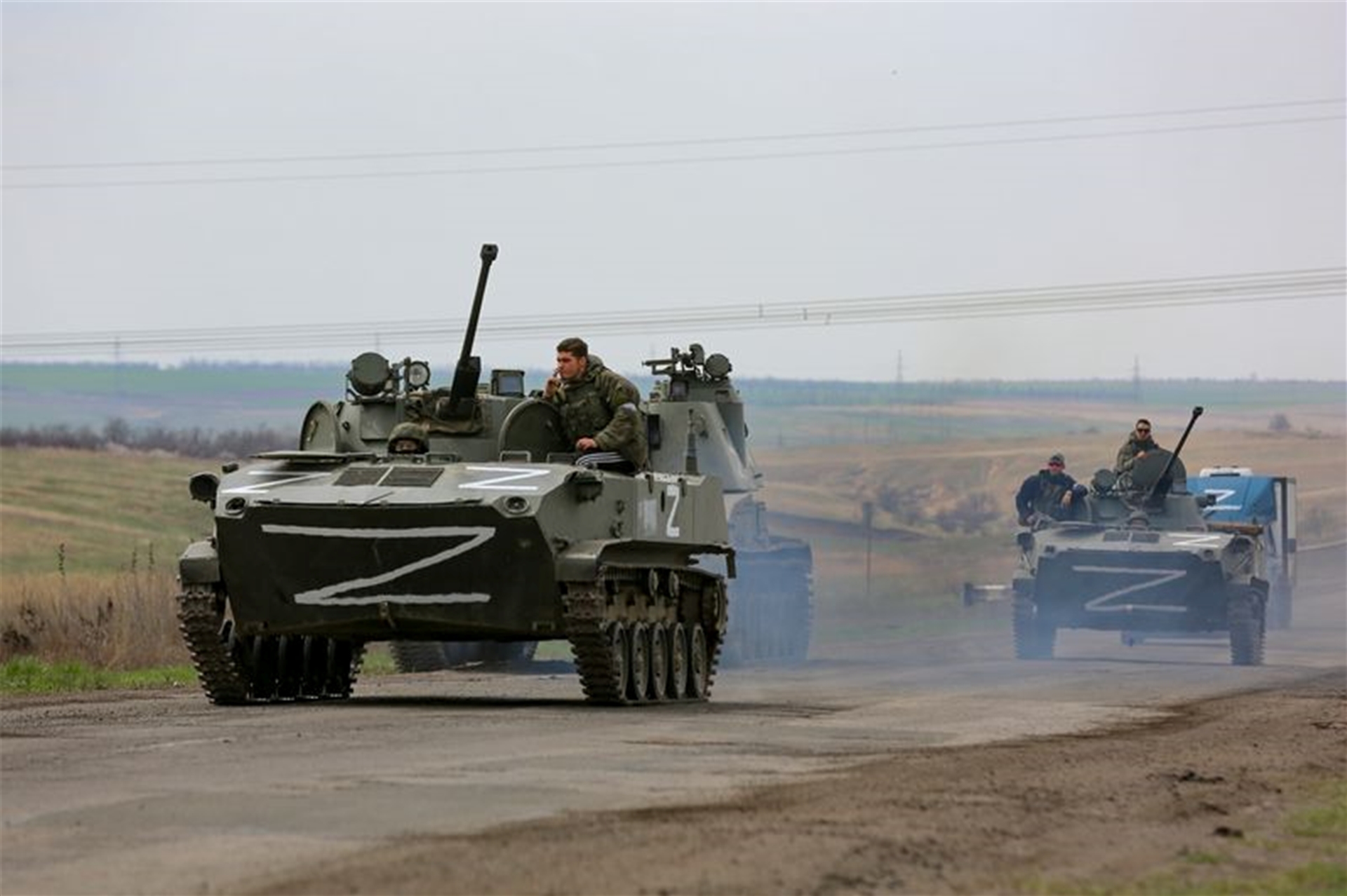 Russische Militärfahrzeuge fahren auf einer Straße im ostukrainischen Gebiet Donezk.