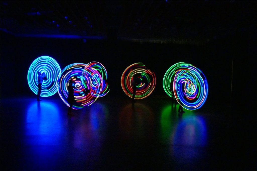 In einem leuchtenden LED-Lichterfinale findet die Varietéshow ihren Höhepunkt. In einem leuchtenden LED-Lichterfinale findet die Varietéshow ihren Höhepunkt.
