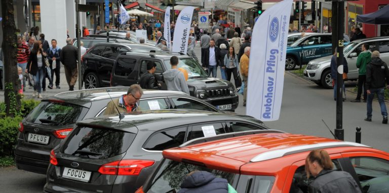Der Autofrühling mit verkaufsoffenem Sonntag zieht jedes Jahr viele Schwerter in die Innenstadt.