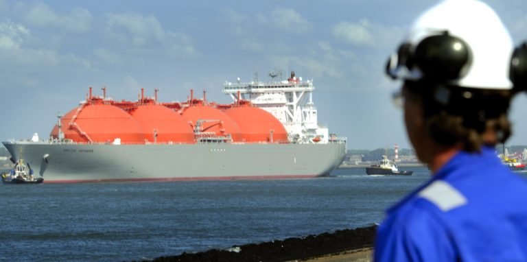 Ein Frachter für flüssiges Erdgas (LNG) liegt im Hafen von Rotterdam.