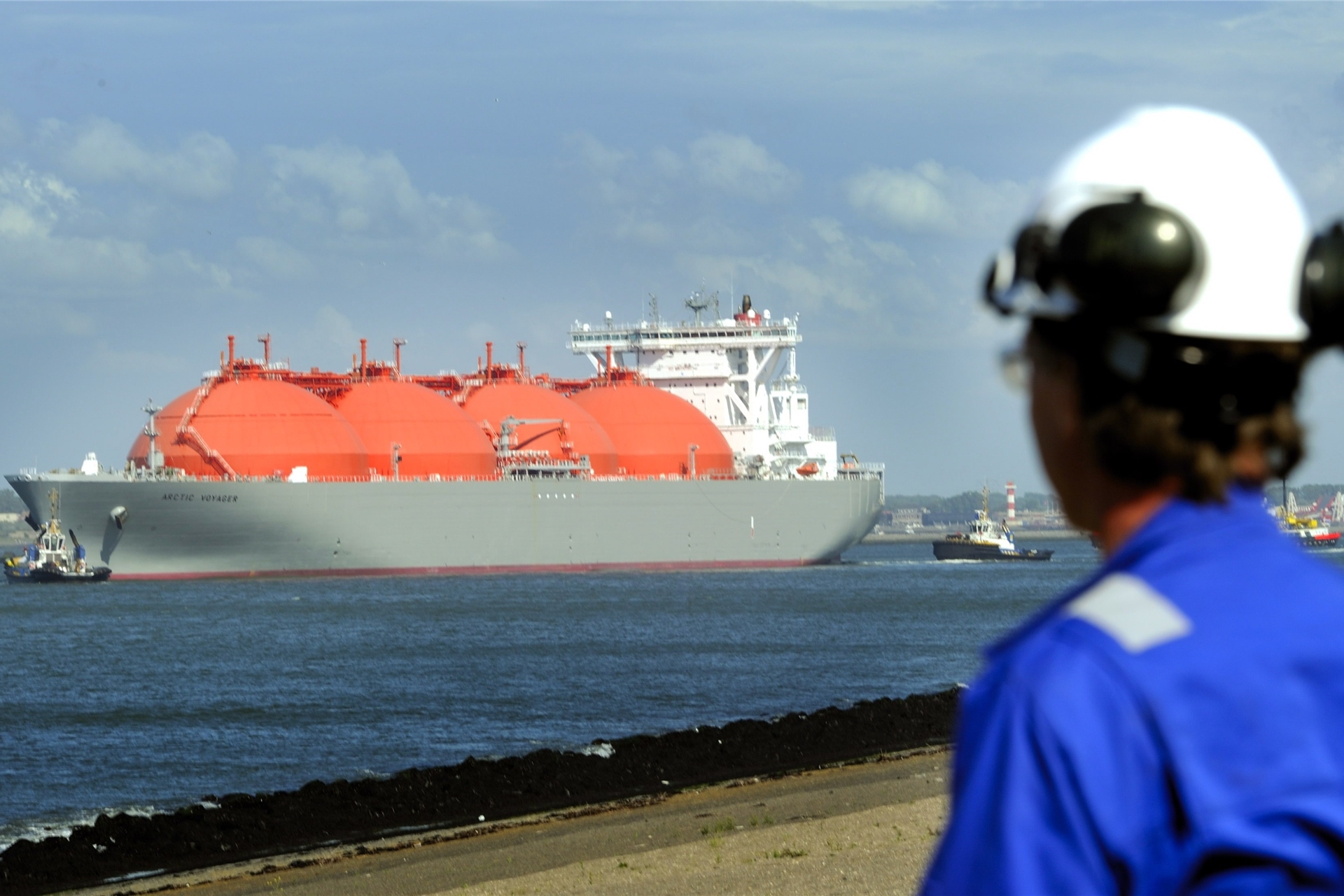 Ein Frachter für flüssiges Erdgas (LNG) liegt im Hafen von Rotterdam.