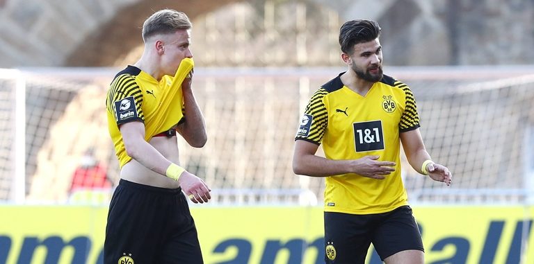 Lennard Maloney und Antonios Papadopoulos (r.) laufen im BVB-Trikot über den Platz.