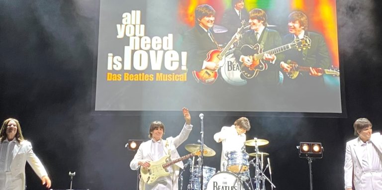 Das Beatles-Musical „All you need is love“ ließ das Dortmunder Publikum die Bandgeschichte noch einmal erleben.