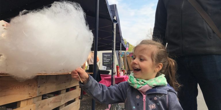 Große Freude bei der kleinen Lucia: „Ich bekomme eine riiiiiiieesige Zuckerwatte“, sagt sie. Die Kleine besucht gerade mit ihrem Papa das Kirschblütenfest.