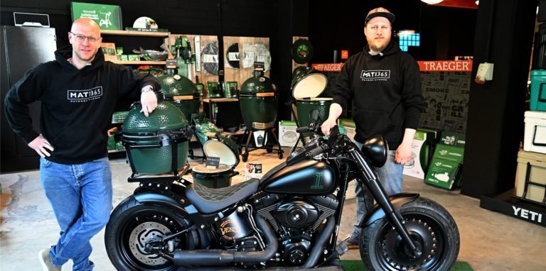 Die beiden Unternehmer Till Knäpper und Marius Schene haben zusammen einen Grillshop in Bork eröffnet.