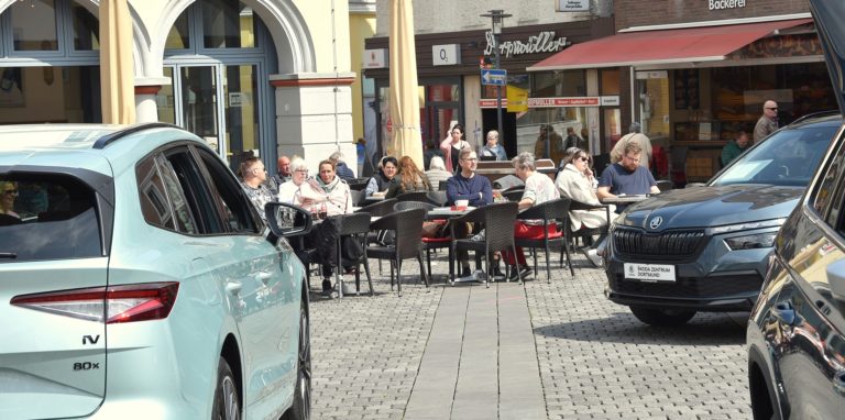 Bei Kaffee und Kuchen neue Autos begutachten? Kein Problem während des Unnaer Autofrühlings.