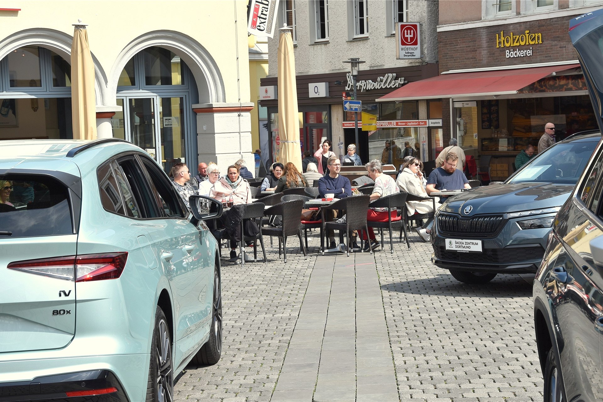 Bei Kaffee und Kuchen neue Autos begutachten? Kein Problem während des Unnaer Autofrühlings.