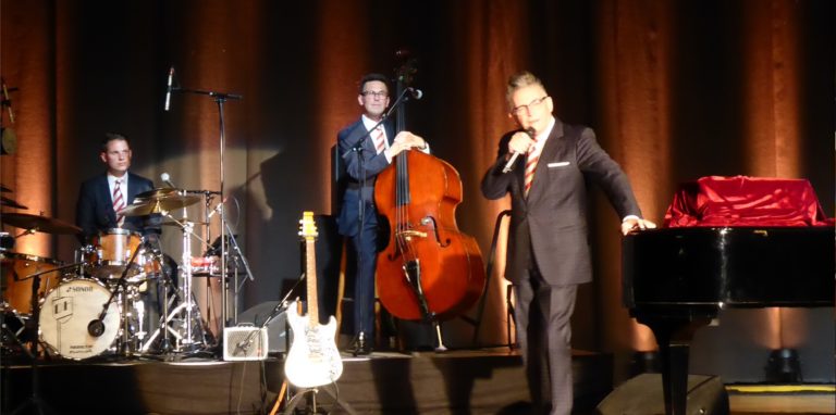 Götz Alsmann und seine Band – jeder für sich ein hervorragender Musiker – entführten das Kamener Publikum musikalisch zurück ins 20. Jahrhundert. Dabei gab es Jazz vom Allerfeinsten.