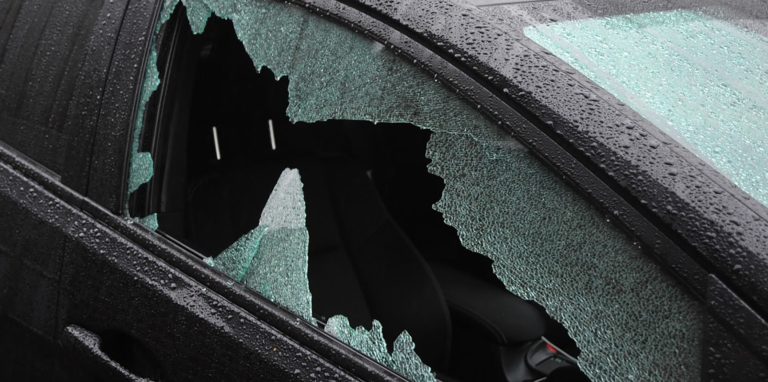 Nach einem Streit mit seiner Partnerin schlug ein 38-Jähriger auf ihr Auto ein. Dabei wurde er von Zeugen beobachtet (Symbolbild).