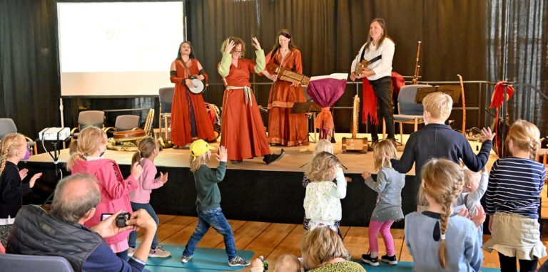Kinder tanzen vor der Bühne im Alten Rathaus Werne