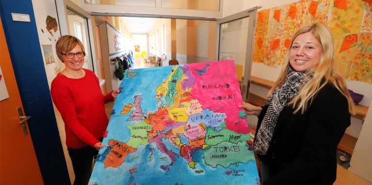Die Gemeinschaftsgrundschule Fröndenberg, hier Lehrerin Frauke Schnücker und Direktorin Silke Lakrabi, wurde vor einigen Jahren als Europaschule ausgezeichnet und hat sich die Integration besonders auf die Fahnen geschrieben.