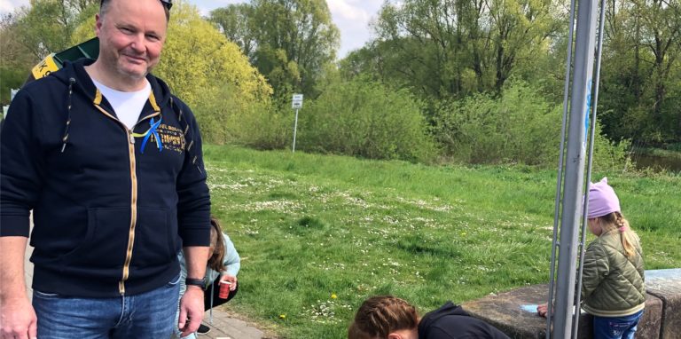 Der Fröndenberger Hardy Siering lud am Sonntag (24. April) Geflüchtete aus der Ukraine zum Feiern des Osterfestes in den Himmelmannpark ein. Dabei konnten Kinder und Jugendliche den Gehweg bemalen.