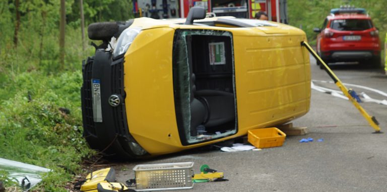 Unfall: Dieses Postauto ist am Montagmorgen in Unna-Massen verunglückt.