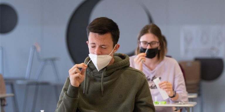 Mit Schulstart nach den Osterferien ist die Testpflicht für Schülerinnen und Schüler in NRW aufgehoben (Symbolbild).