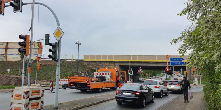 Am Montag begannen gegen 9.30 Uhr am Morgen Arbeiter damit, die Fahrspur der Holzwickeder Nordstraße Richtung Flughafen in der B1-Unterführung zu sperren.