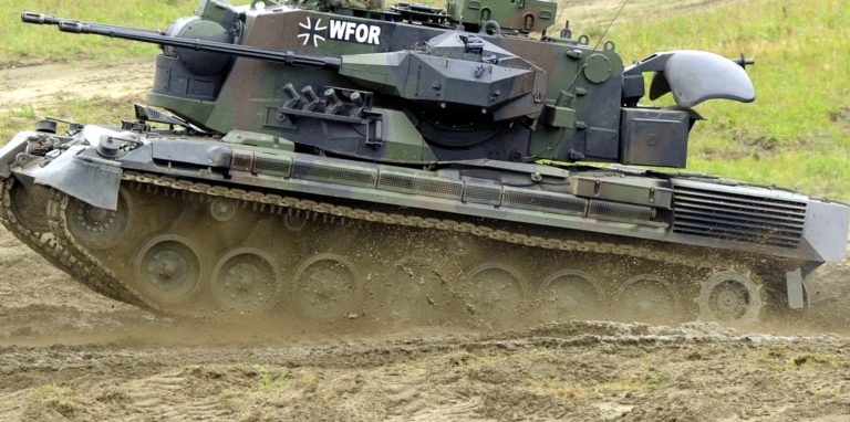 Ein Flakpanzer vom Typ Gepard fährt auf dem Truppenübungsplatz in Munster
