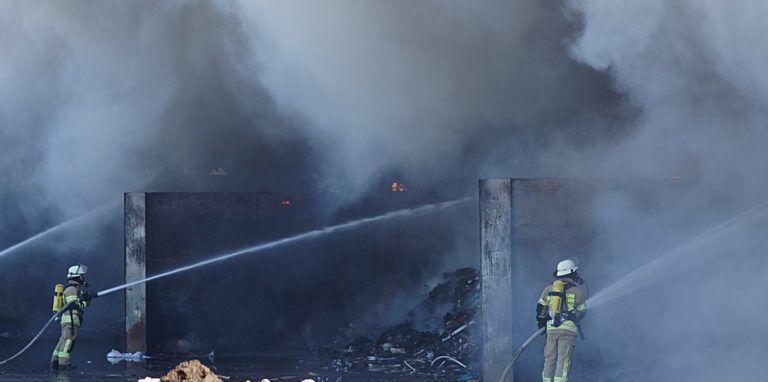 Stundenlang kämpften die Einsatzkräfte der Feuerwehr mit einem Brand, der auf dem GWA-Wertstoffhof in Fröndenberg-Ostbüren enstand.