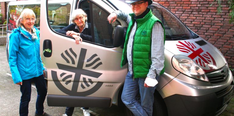 Irmgard Paul, Leonore Kinkel und Sozialarbeiter Michael Kebekus (v.l.) am alten Dienstwagen des SkF.