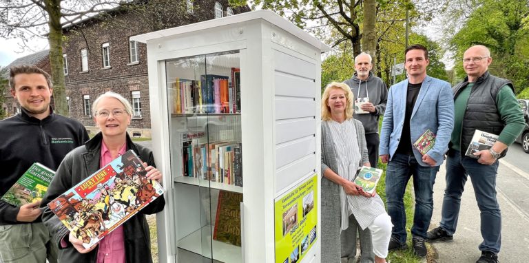 Der Fröndenberger Ortsteil Ostbüren hat nun einen Bücherschrank. Darüber freuen sich Tim Berkenkamp, Gabriele Justus, Bettina Hartwig-Labs, Jürgen Labs, Sascha Enders und Detlev Lother (v.l.).