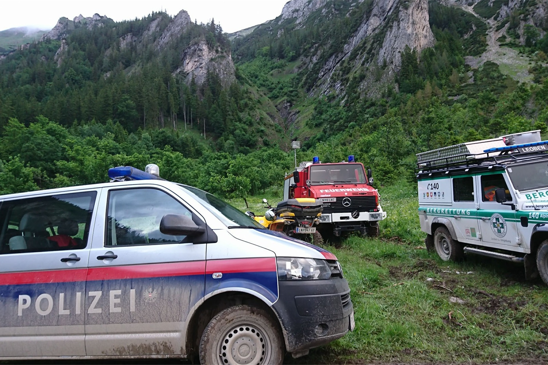 Einsatzfahrzeuge von Polizei, Feuerwehr und Bergrettung stehen am 04.06.2017 bei Trofaiach, Steiermark (Österreich).