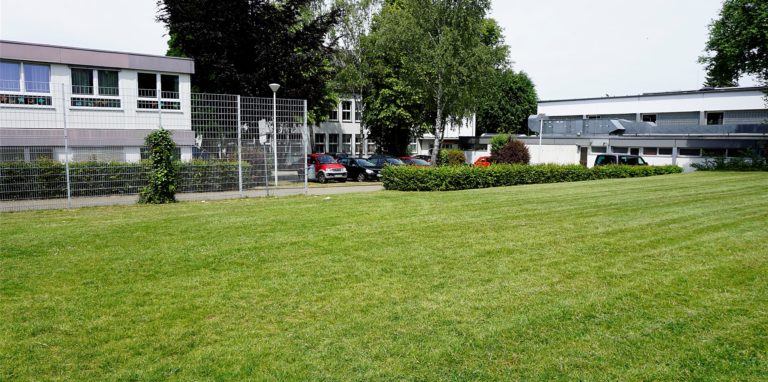 So sah die Wiese hinter der Grundschule Ergste aus, bevor die Container aufgestellt wurden.